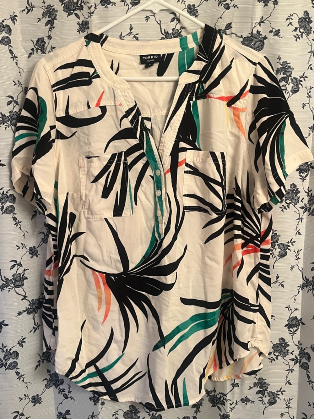Torrid Harper Challis Short Sleeve Blouse in Palm Leaves Dew - Picture 2 of 6